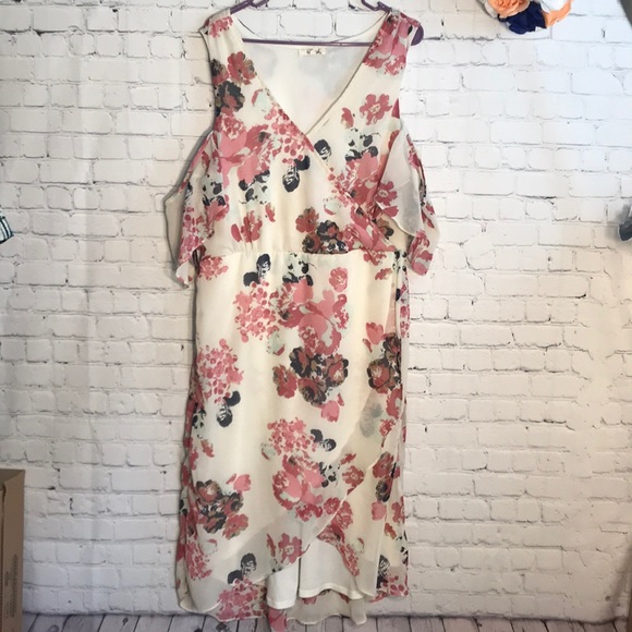 Hint of Blush Dresses & Skirts - Hint of Blush floral cold shoulder faux wrap dress